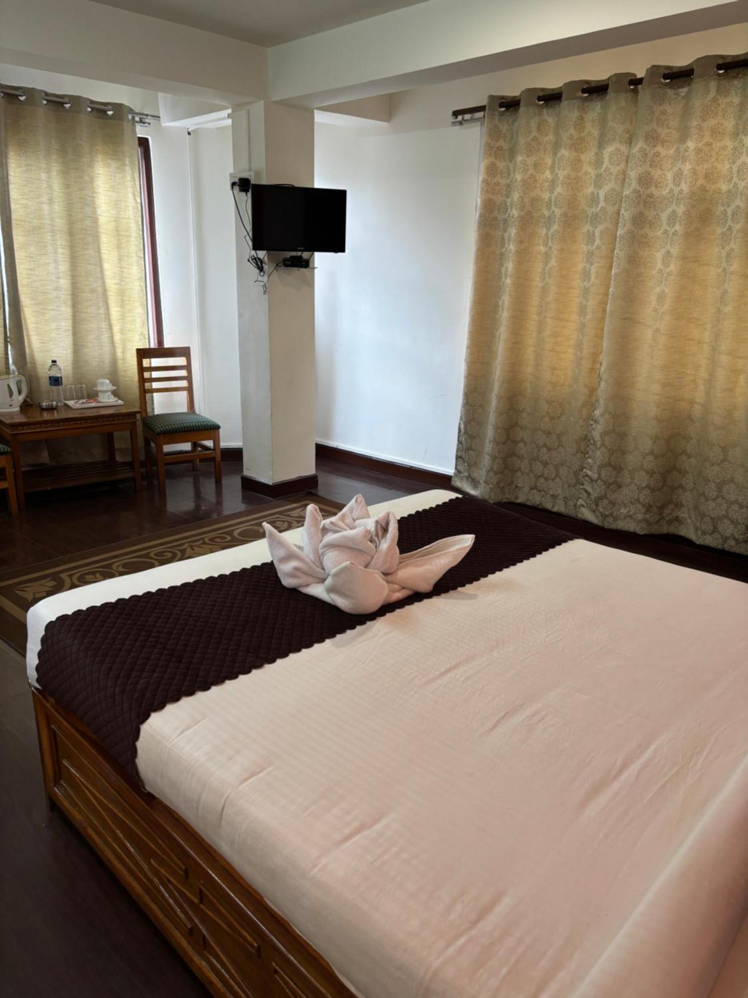 Hotel Kasturi Palace & Restaurant Darjeeling ダージリン エクステリア 写真