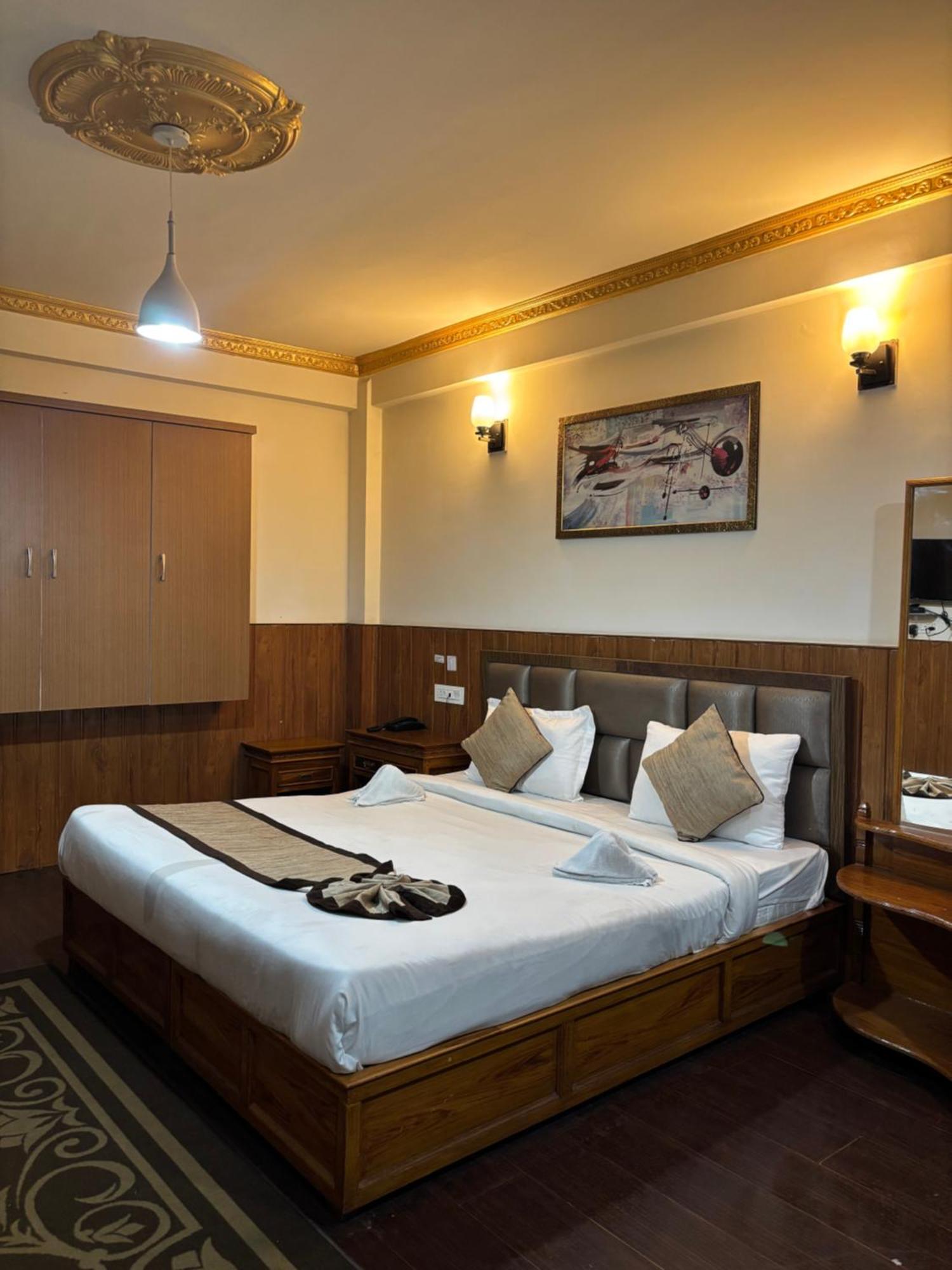 Hotel Kasturi Palace & Restaurant Darjeeling ダージリン エクステリア 写真