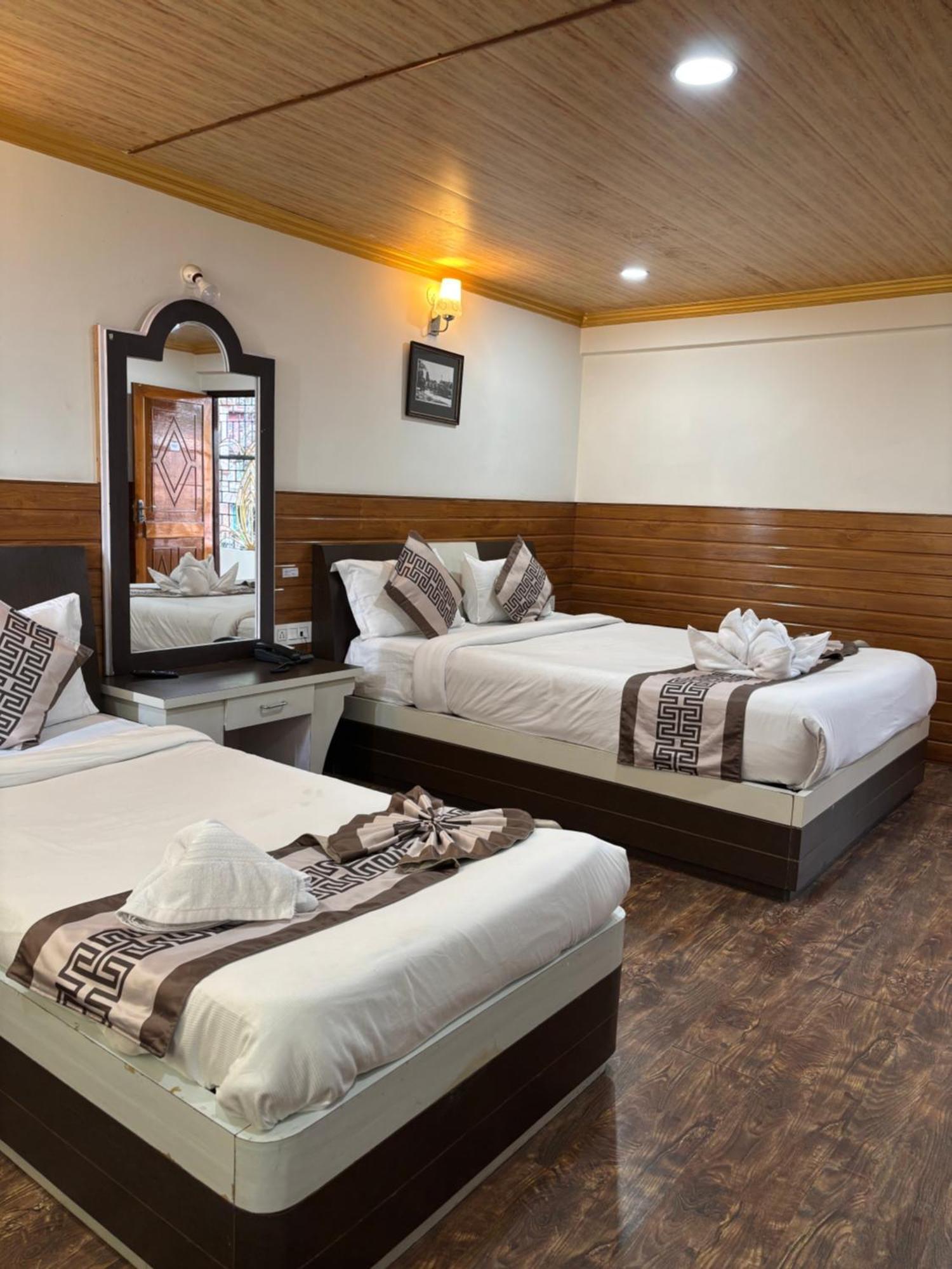 Hotel Kasturi Palace & Restaurant Darjeeling ダージリン エクステリア 写真