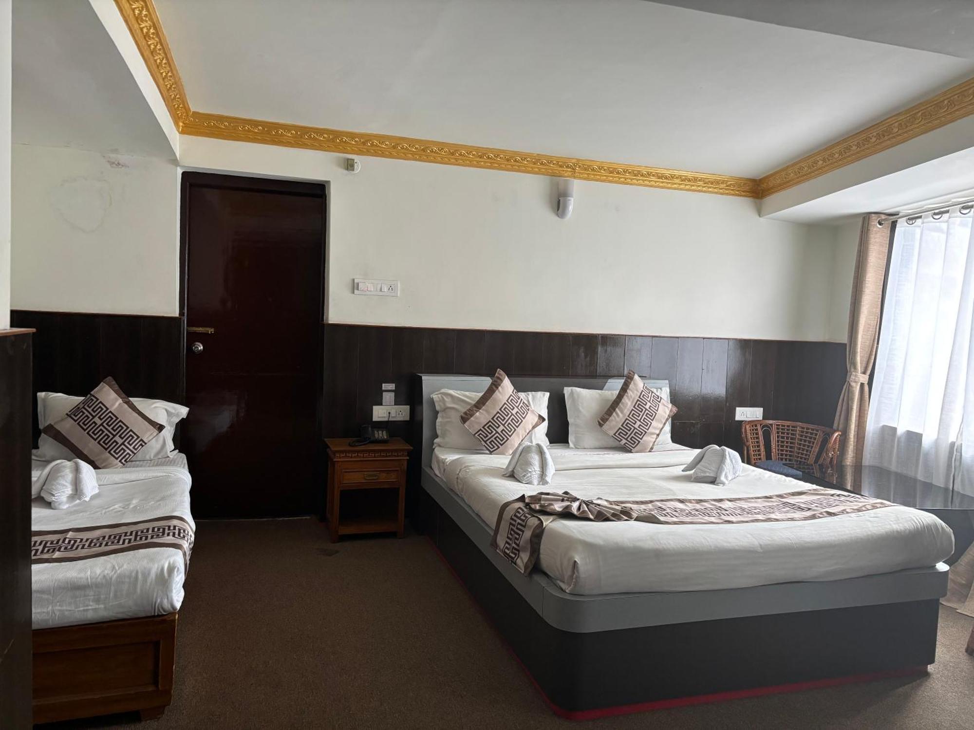 Hotel Kasturi Palace & Restaurant Darjeeling ダージリン エクステリア 写真
