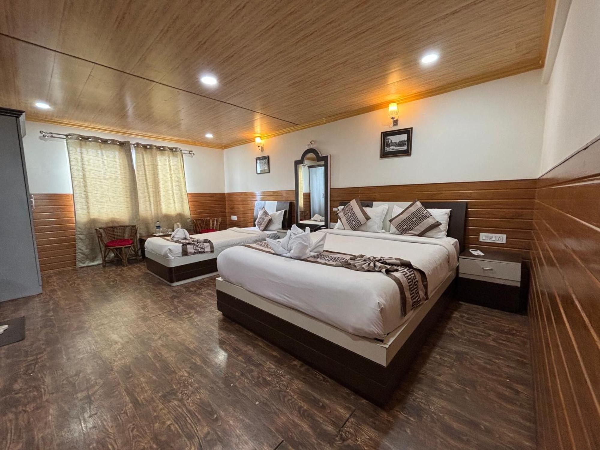 Hotel Kasturi Palace & Restaurant Darjeeling ダージリン エクステリア 写真