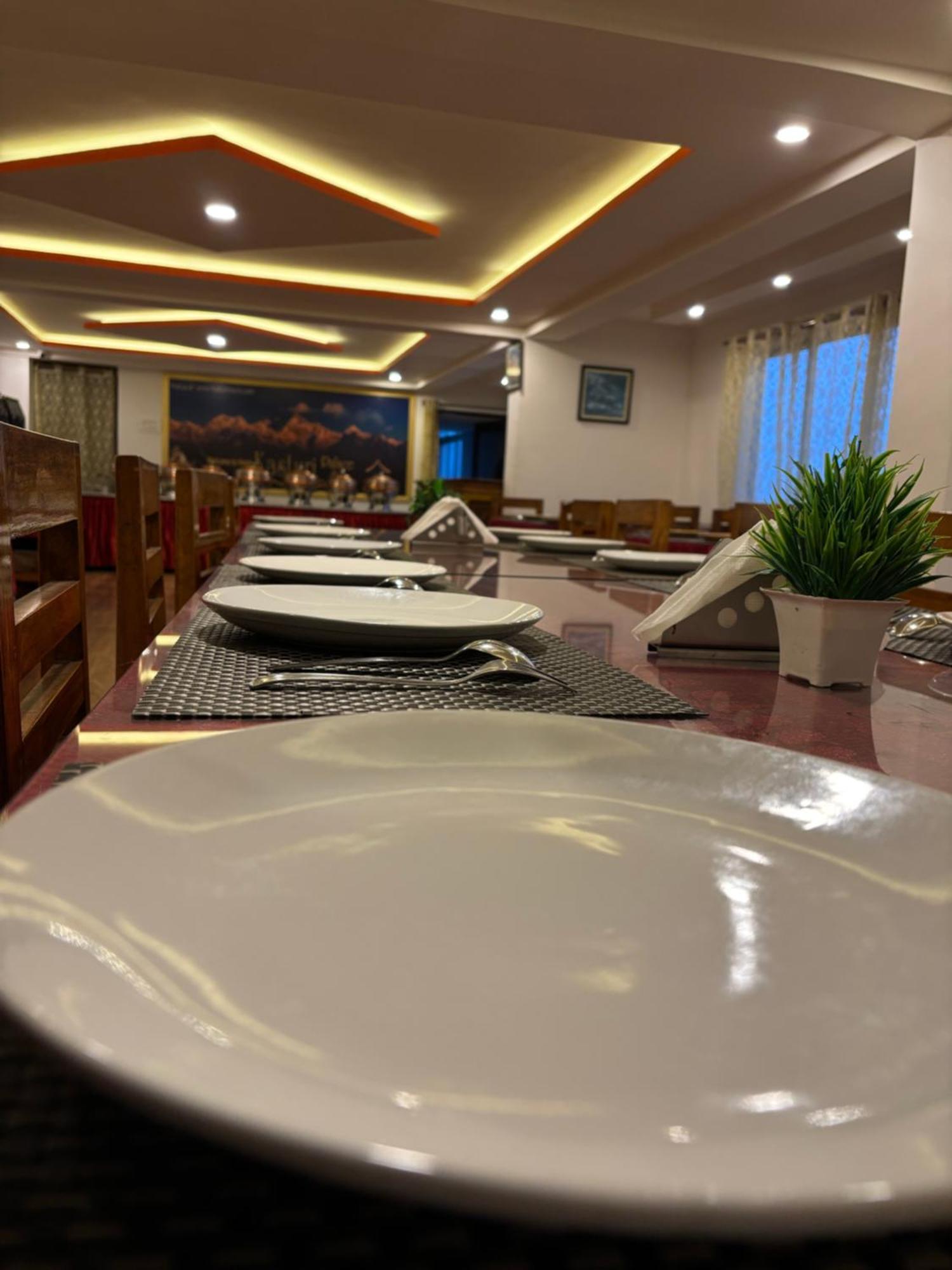 Hotel Kasturi Palace & Restaurant Darjeeling ダージリン エクステリア 写真