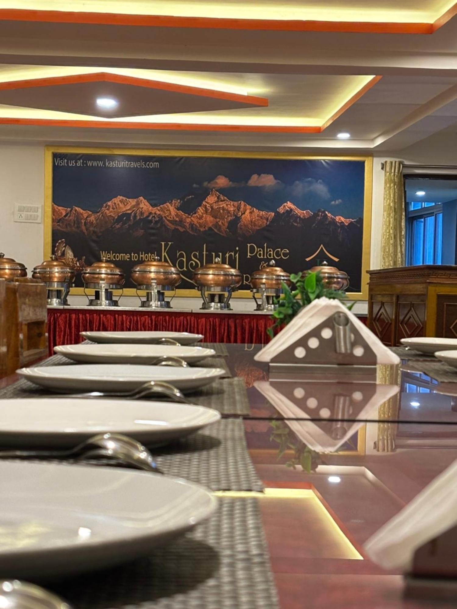 Hotel Kasturi Palace & Restaurant Darjeeling ダージリン エクステリア 写真