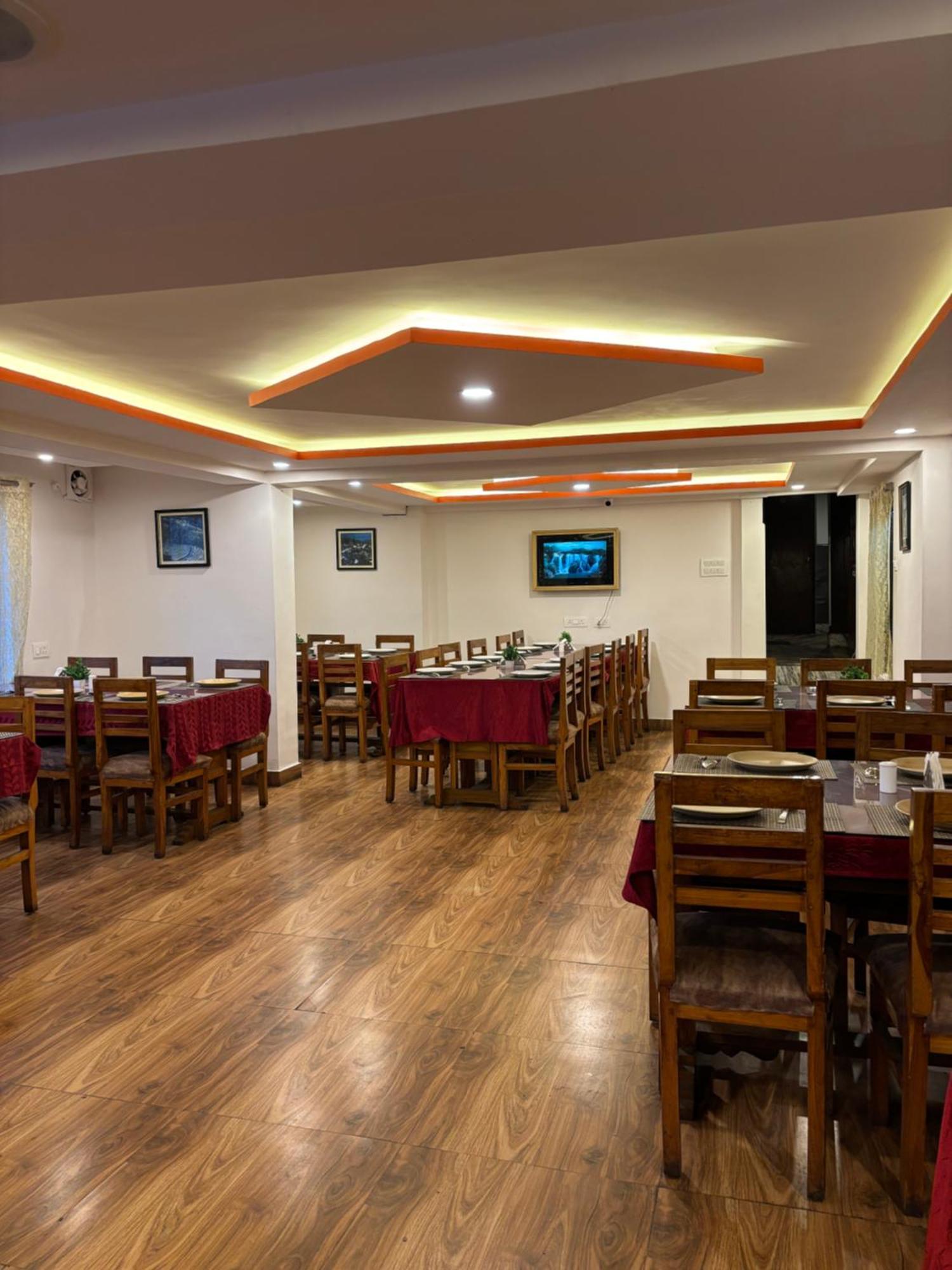 Hotel Kasturi Palace & Restaurant Darjeeling ダージリン エクステリア 写真