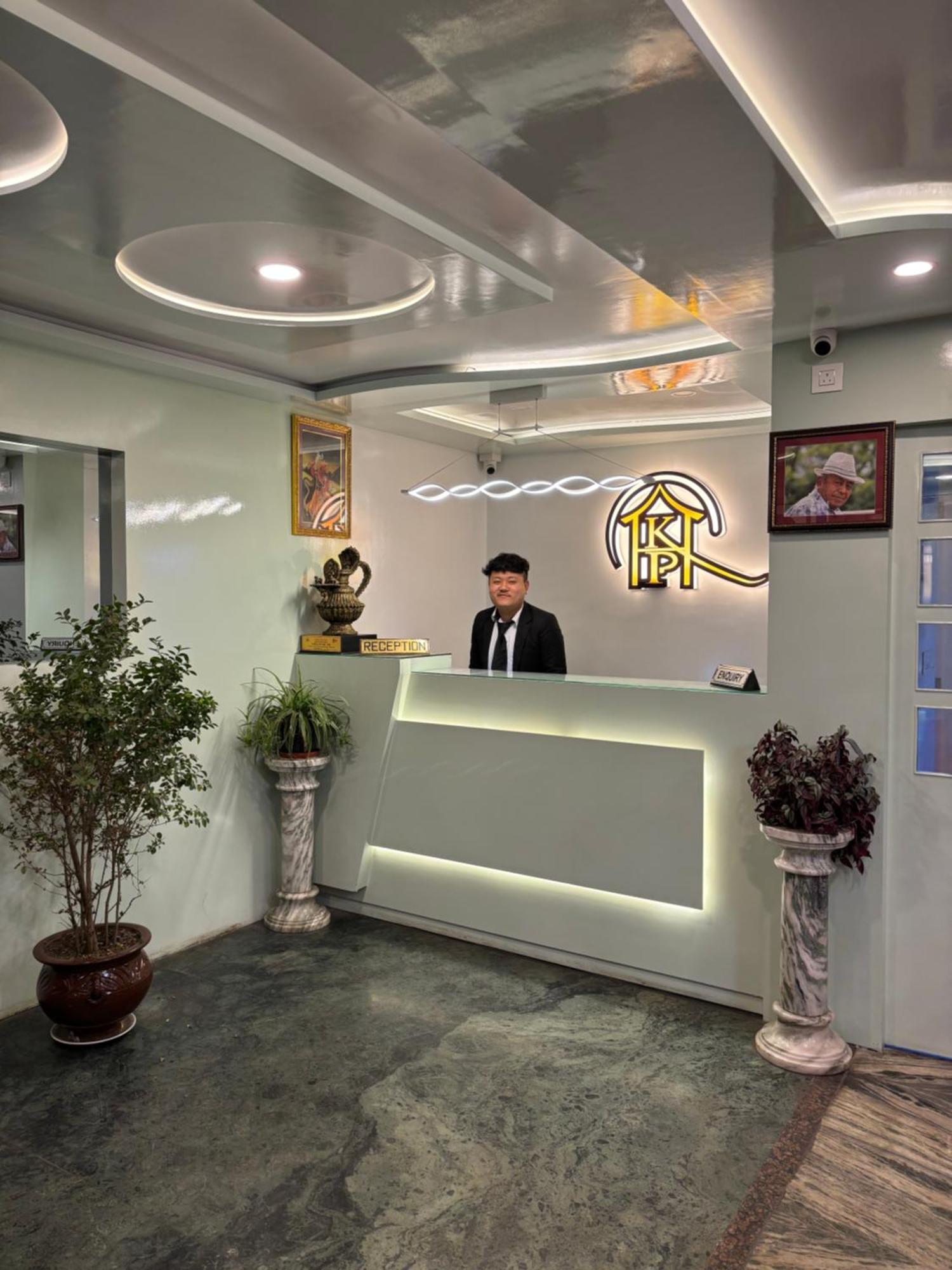 Hotel Kasturi Palace & Restaurant Darjeeling ダージリン エクステリア 写真